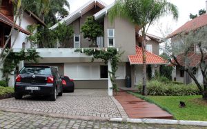 Esquadrias de Madeira com pintura branca em uma casa em Gramado, RS